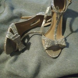 Cute rhinestone with bows. Looks GREAT WITH JEANS